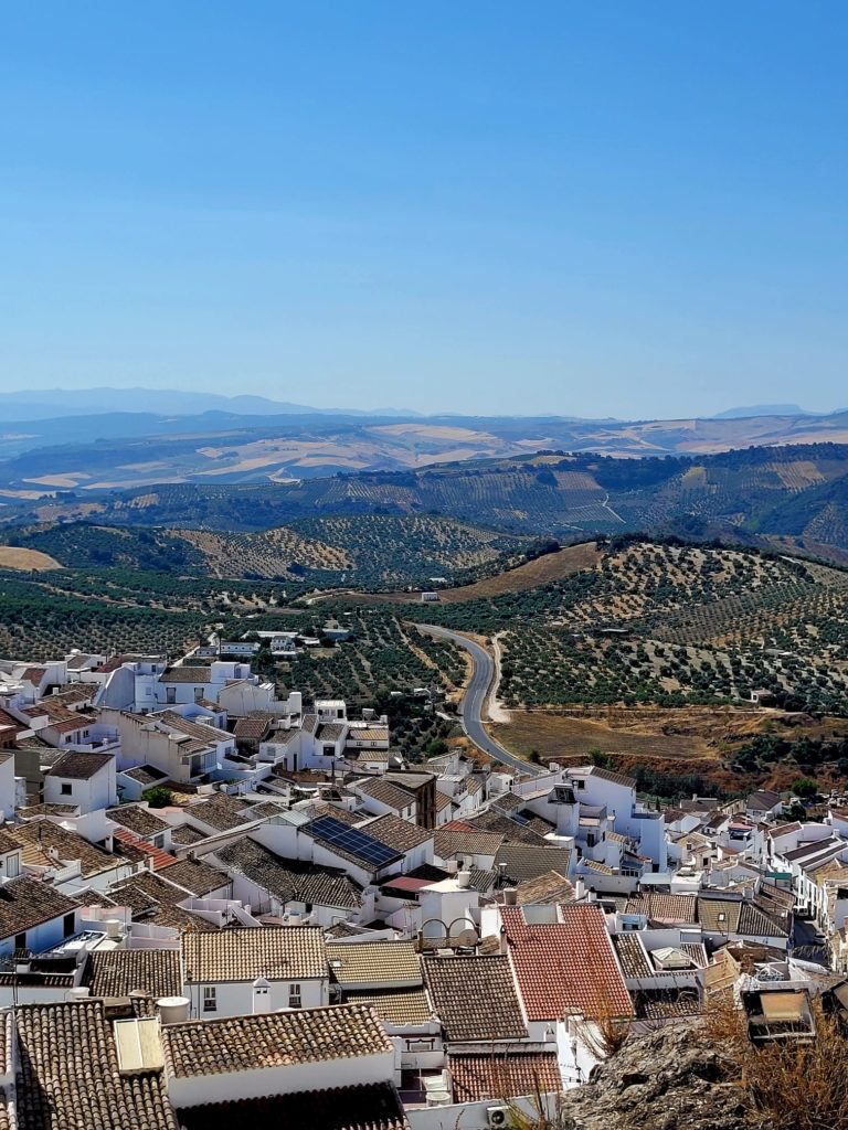 Contre-plongée des toits du village d'Olvera las guiritanas