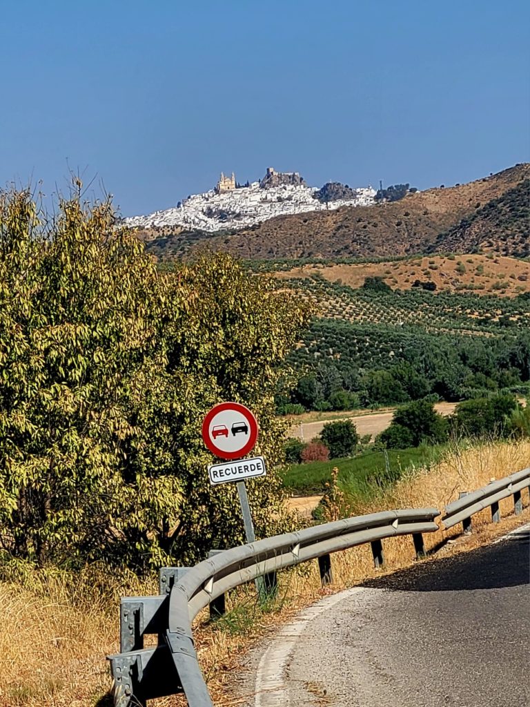 Village d'Olvera au sortir du virage ©las guiritanas