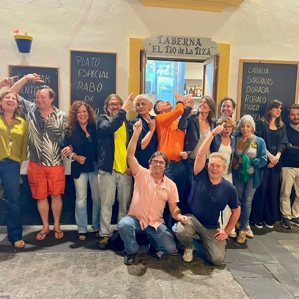 The 20 French and Cádiz-based artists pose in front of the El Tío de la Tiza tavern, all smiles