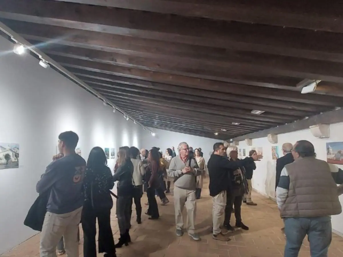 A large crowd views the works on display for the Rencontres Delacroix at the Castillo de Santa Catalina in Cádiz